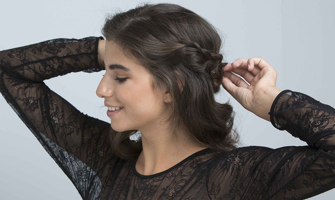 Las trenzas corona son todo un clásico dentro de las trenzas de moda del momento. Llévalas controladas y pulidas con unas pulverizaciones de la Laca Elnett de L’Oréal Paris.